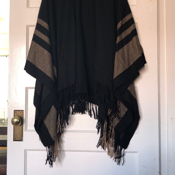 Black and brown ponch with fringe - Picture 3 of 3